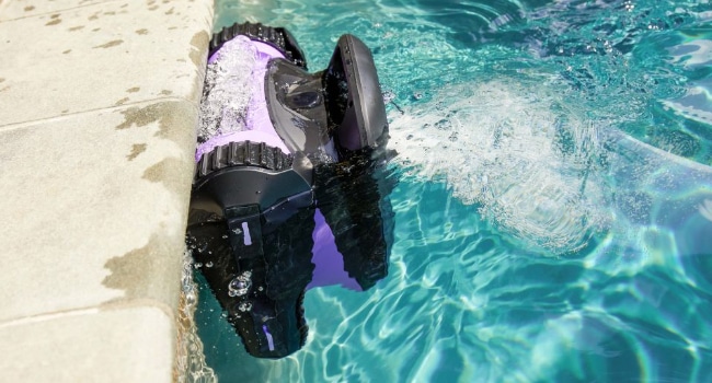 Photo du robot montant sur une paroie de la piscine